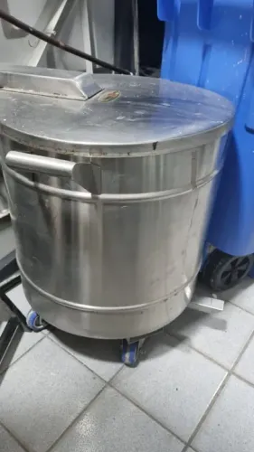 Lixeira em inox com pedal