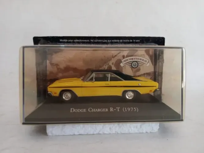 Miniatura carro Dodge Charger RT 1975 1:43 inesquecíveis do Brasil