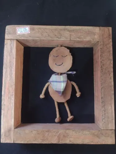 Boneco de madeira decorativo