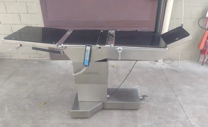 Mesa cirúrgica Barrfab elétrica com par de perneiras. Revisada com garantia