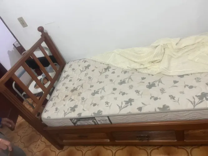 Cama de solteiro de madeira 