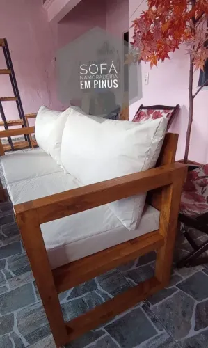 Sofá rustico em madeira de pinus 