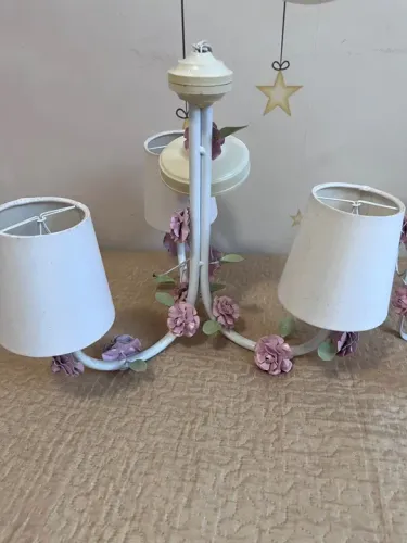 Lustre para quarto infantil com porta mosqueteiro 