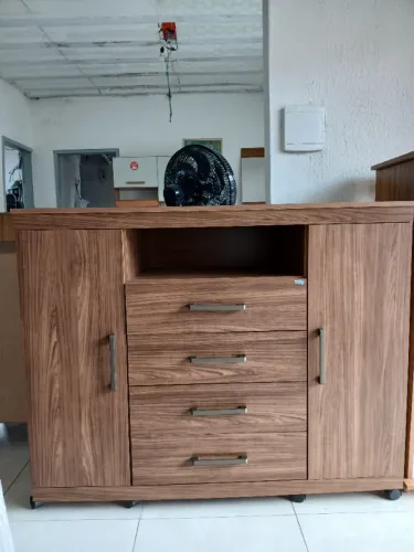 Cômoda com rodízios