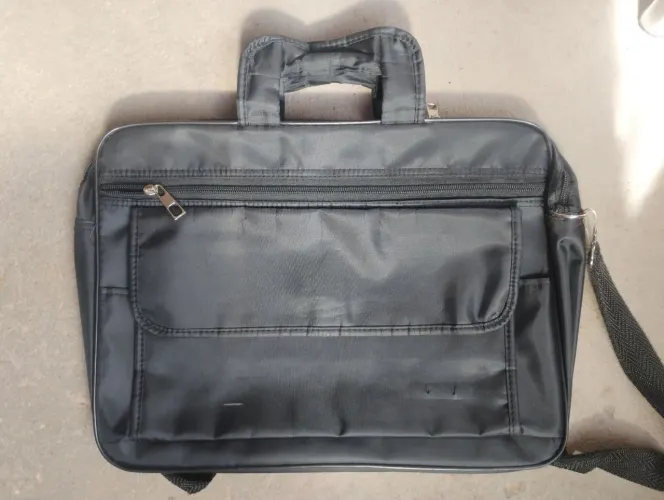 Bolsa para Notebook Preta. Com 3 divisórias com zíper. Perfeito estado. Alça para ombro.