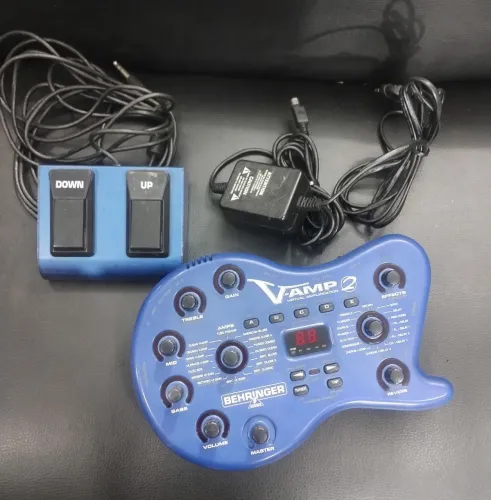 Pedaleira Behringer V-Amp