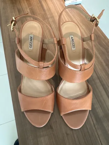 Sandália Arezzo Couro - Elegância e Conforto