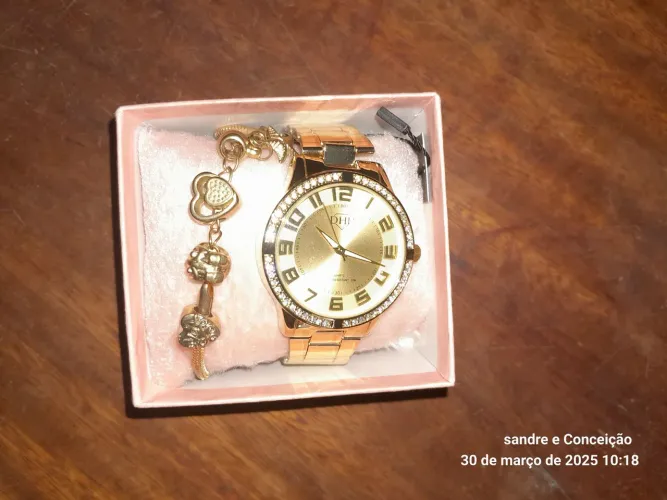Relógio de pulso feminino dourado com pulseira de coração