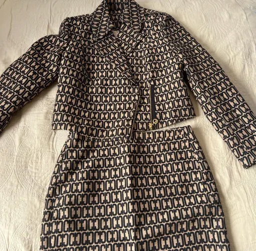 Conjunto blazer e saia Carmim