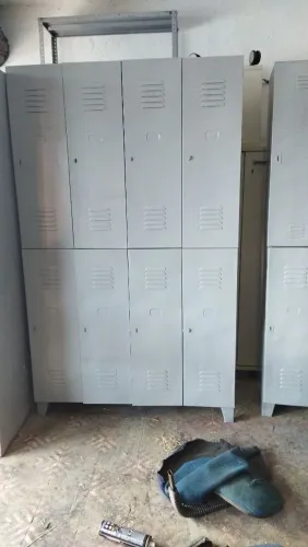 Armário roupeiro com 8 portas grandes ,1100,00seminovo