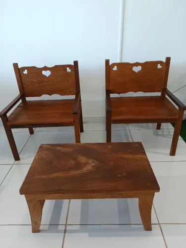 Conjunto de 2 Poltronas e Mesa de Centro em Madeira Rústica
