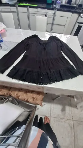 Blusa preta com detalhes em renda