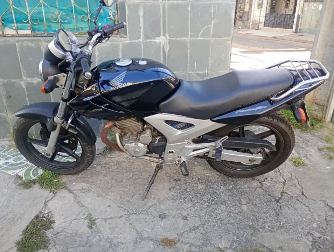 Moto pronta para rodar sem nada para fazer 