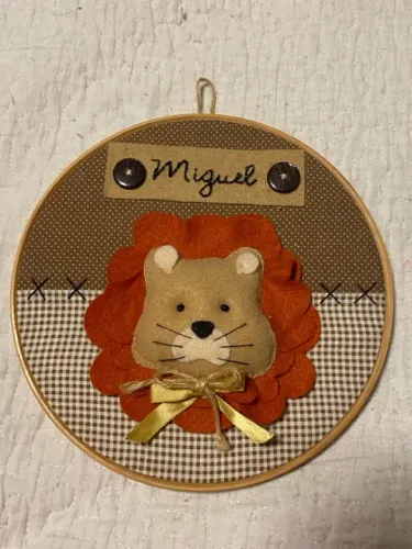 Bastidor porta maternidade Nome Miguel leão 23cm + saquinho lembrancinha tema Safari