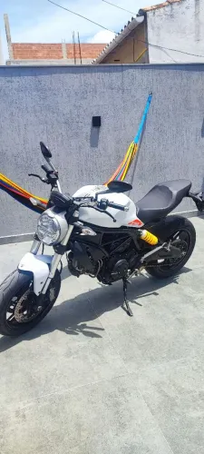 Ducati Monster 797 - Baixo km, pneus novos e revisada!<br><br>