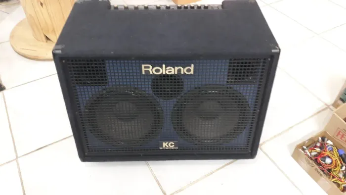 ROLAND KC-880 STEREO MIXING KEYBOARD AMPLIFIER