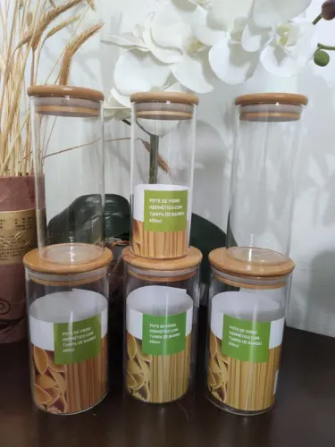 Potes de vidro e bambu