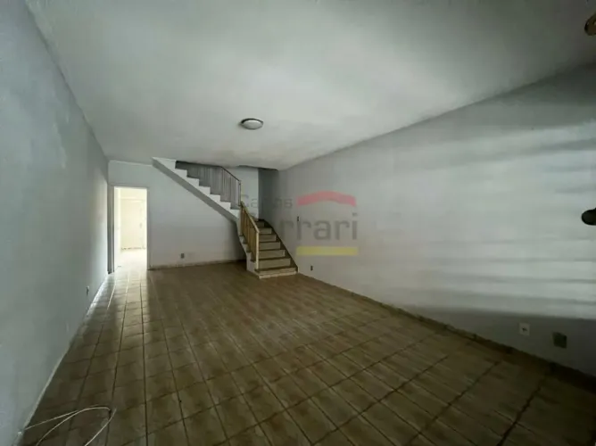 Sobrado no Jardim França com 153m², com três dormitórios, um banheiro social, uma sala com