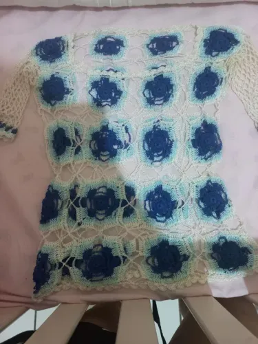 Blusa de Crochê Branca com Detalhes Azul