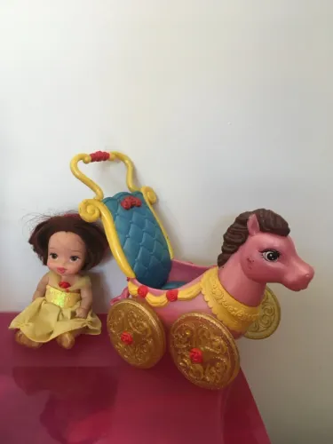 Boneca Bela e Carruagem de Cavalo