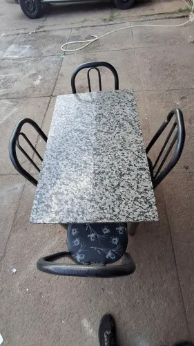 Mesa com tampo de granito e cadeiras semi-nova