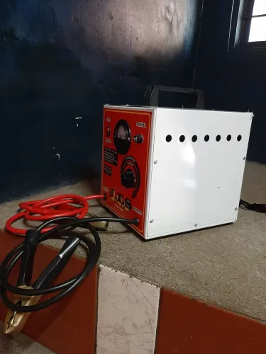 Carregador de baterias com auxiliar de partida.