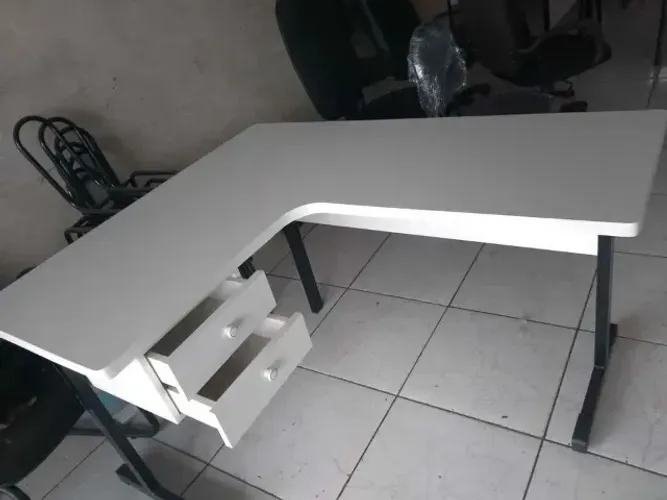 1- escrivaninha branca 100% mdf com duas gavetas - entrego