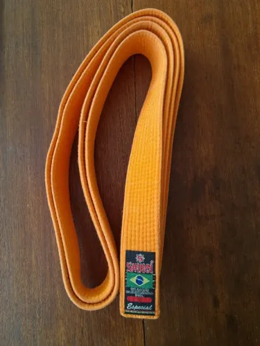 Faixas karate usadas branca, amarela, vermelha e laranja.
