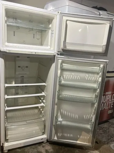 VENDO GELADEIRA BRASTEMP 350LT FROST FREE 127v FUNCIONANDO 03 MESES DE GARANTIA