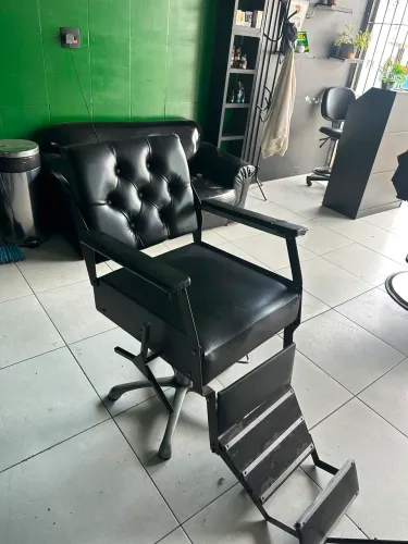 Bancada de 4m e 30cm com  2 espelhos e uma cadeira 