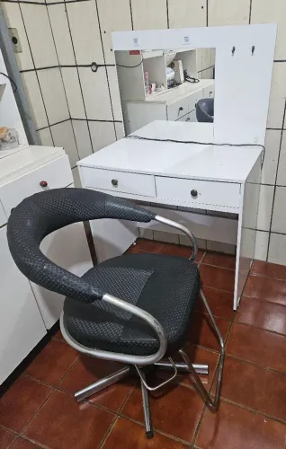 Cadeira de cabeleireiro + Penteadeira.