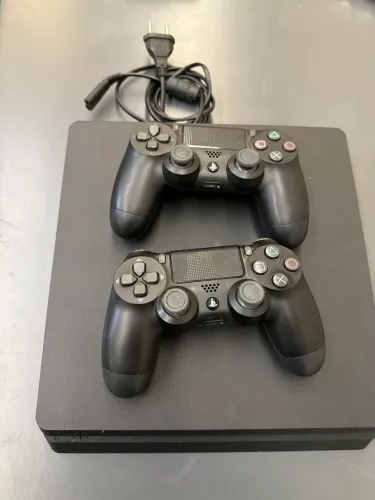 PS4 Slim 1TB + 2 Controles + 12 Jogos