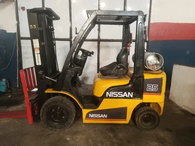 EMPILHADEIRA NISSAN 2.5 TON 
