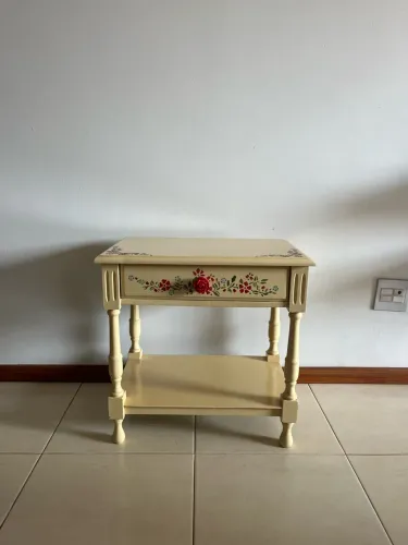 Lindo Criado de Madeira Maciça Laqueado