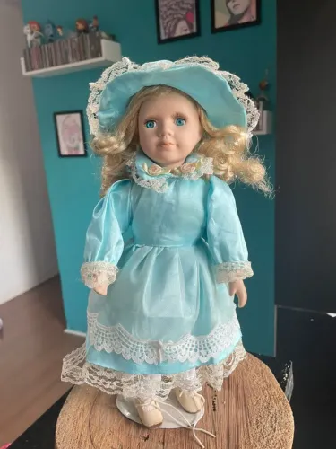 Boneca de Porcelana com Vestido Azul 30cm Com pedestal Original - Usada