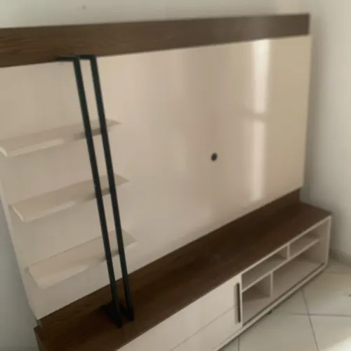 Painel para TV com Rack e Prateleiras - Branco e Amadeirado