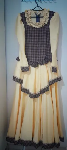 Vestido de prenda com saia de armação