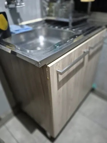 Pia de cozinha com armário