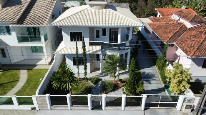 Casa alto padrão à venda em Paulo Lopes com 5 quartos e espaço gourmet completo