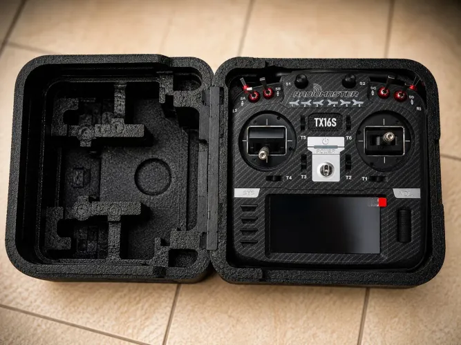 RadioMaster TX16S MKII ELRS 2.4GHz + Case + Baterias - Pouquíssimo Uso