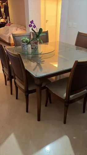 Mesa com 8 Cadeiras madeira em ótimo estado. 