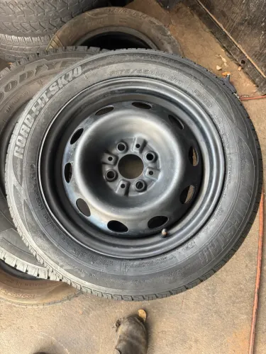 01 Roda da Fiat com Pneu Auto Kingstar SK 70 Road Fit 175/65 R14 82 T, 80% vida útil