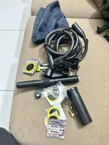 Kit 2x cadeados 1,5m, bomba de pneu e reparo de pneu