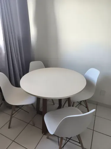 Mesa com 4 cadeiras
