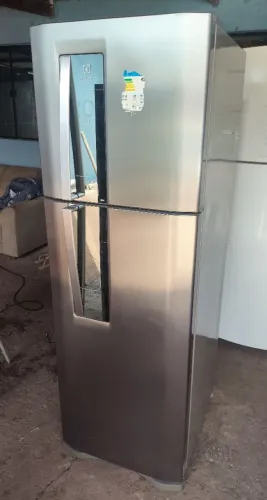 Geladeira Electrolux Frost Free INOX com painel digital