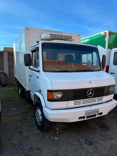 Caminhão mercedes 710 bau refrigerado
