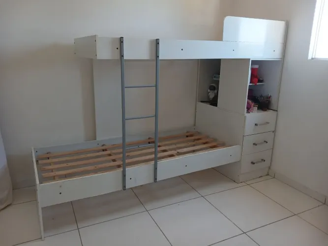 Vendo beliche com gavetas e colchões.