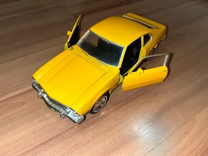 Ford Maverick (1974) Amarelo | MotorMax | Escala 1:24