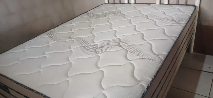 Vendo um colchão casal semi novo molas ensacadas