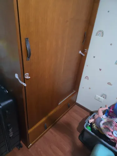 Guarda roupa 2 portas madeira maciça 